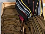 plusieurs paires de chaussettes pour homme dans une boîte posée sur une table