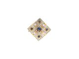 gros plan d'une bague en diamant et saphir sur fond blanc