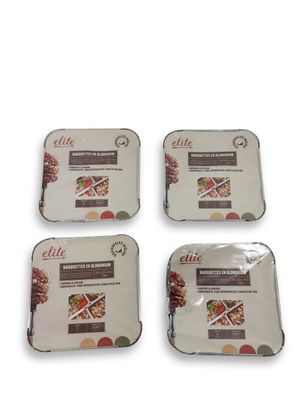 quatre plateaux de service carrés sur lesquels sont disposés différents types d'aliments