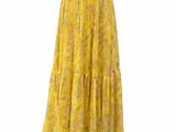 une jupe jaune à fleurs avec des volants, portée par un mannequin