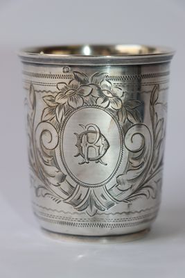 une coupe en argent sur laquelle est gravé un monogramme