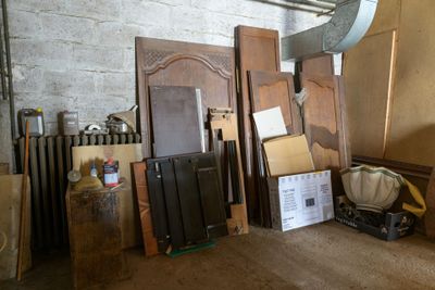 Lot divers comprenant des panneaux de meubles en bois moulur…