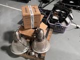 un tas d'appareils électroniques et d'autres objets par terre