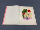 un livre sur lequel figure l'image d'un vase rempli de fleurs