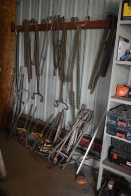 de nombreux outils accrochés au mur du garage