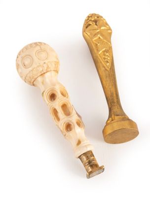 FRECOURT Maurice (1890-1961) : SCEAU en bronze doré, à décor de grappe - Photo 1