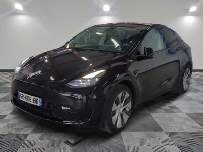 la photo d'une voiture noire garée dans un garage