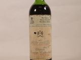 une bouteille de vin posée sur une table