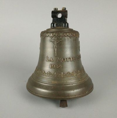 une cloche sur laquelle figurent une croix et l'inscription « la north »