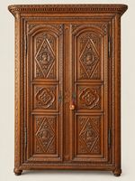 Armoire en bois naturel ouvrant à deux vantaux à riche décor…