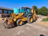 un tracteur garé sur un parking à côté d'un bâtiment