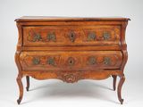 une vieille commode en bois avec des sculptures ornementales sur les tiroirs