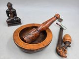 ensemble composé d'un mortier en bois, d'une cuillère en bois et d'une figurine en bois