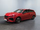 Une voiture rouge est garée dans une pièce aux murs blancs.