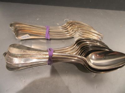 quatre cuillères posées sur une table
