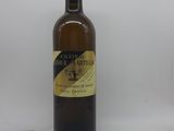 la bouteille de vin est posée sur une surface blanche