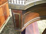 un gros plan d'une table en bois sur laquelle est posé un miroir