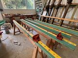 Dans un atelier, plusieurs morceaux de bois sont empilés les uns sur les autres