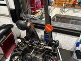 une petite voiture jouet posée sur une table