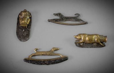 Plusieurs figurines d'animaux en métal sont disposées sur une surface blanche