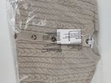 un gros plan sur une paire de chaussettes dans un sac en plastique