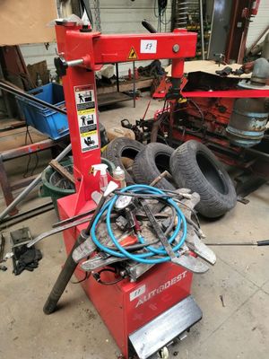 une photo d'une machine à démonter les pneus dans un garage