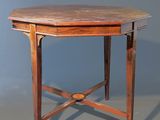 une image d'une petite table avec un plateau en bois