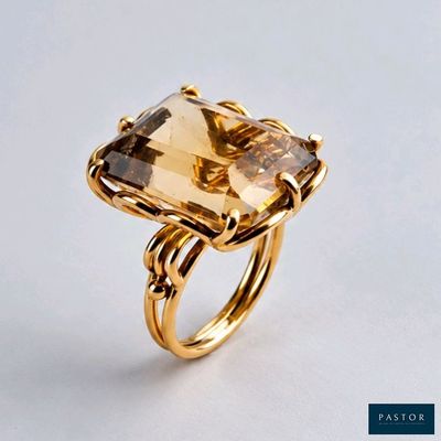 un gros plan d'une bague sertie d'une grosse pierre