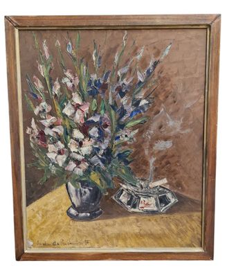 une peinture à l'huile représentant un vase de fleurs posé sur une table, à côté d'une paire de chaussures
