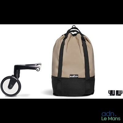 un sac à dos muni d'une poignée, posé à côté d'une poussette