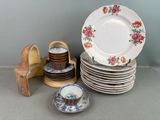 de nombreuses assiettes et tasses posées sur une table, avec un bloc en bois