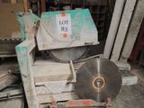 une machine équipée de nombreux outils