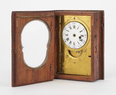 une petite boîte en bois avec une horloge à l'intérieur