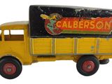 un petit camion jaune avec une pancarte à l'arrière