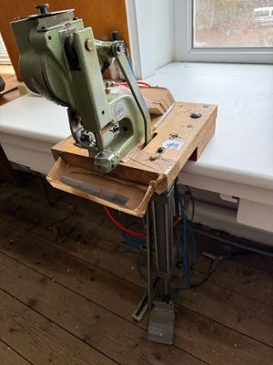 Petite machine à poser les œillets, commande à pédale