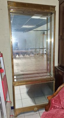 Vitrine deux corps en laiton doré, bas formant un cache radi…