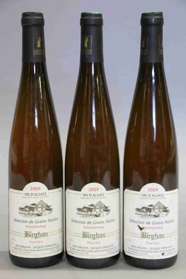 trois bouteilles de vin posées sur une table l'une à côté de l'autre