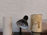 trois lampes posées les unes à côté des autres sur une table