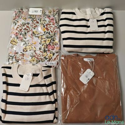 trois paires de pulls dans des sacs en plastique posés sur une table