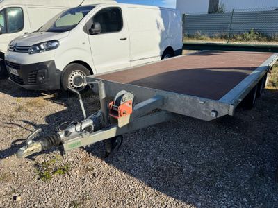 deux camionnettes garées l'une à côté de l'autre dans un parking