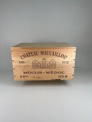 une image représentant une boîte en bois sur laquelle figure une étiquette de vin