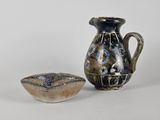 deux vases et un bol posés les uns à côté des autres