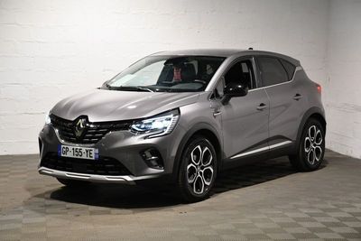 Le nouveau SUV Renault C-HR est garé dans le garage.