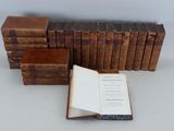 plusieurs vieux livres empilés sur une table