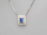 un pendentif composé d'un saphir bleu et de diamants, monté sur une chaîne