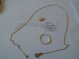la photo d'un collier, d'un bracelet et d'une bague sur une table