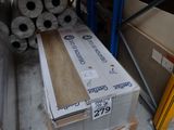 une pile de boîtes empilées les unes sur les autres