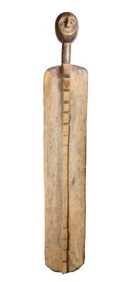 une image représentant un objet en bois muni d'une poignée métallique, sur fond blanc