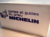 une boîte portant un logo, posée sur une table