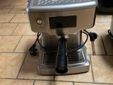 une photo d'une machine à café posée sur un sol carrelé